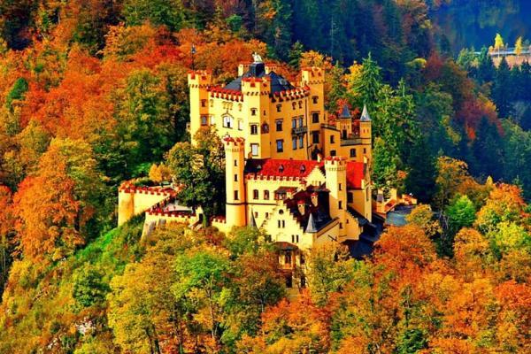 قلعه هوهن شوآنگائو، در منطقه رویایی باواریا آلمان