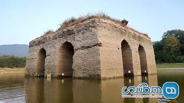 علت شکاف روی بنای تاریخی دریاچه عباس آباد چیست؟